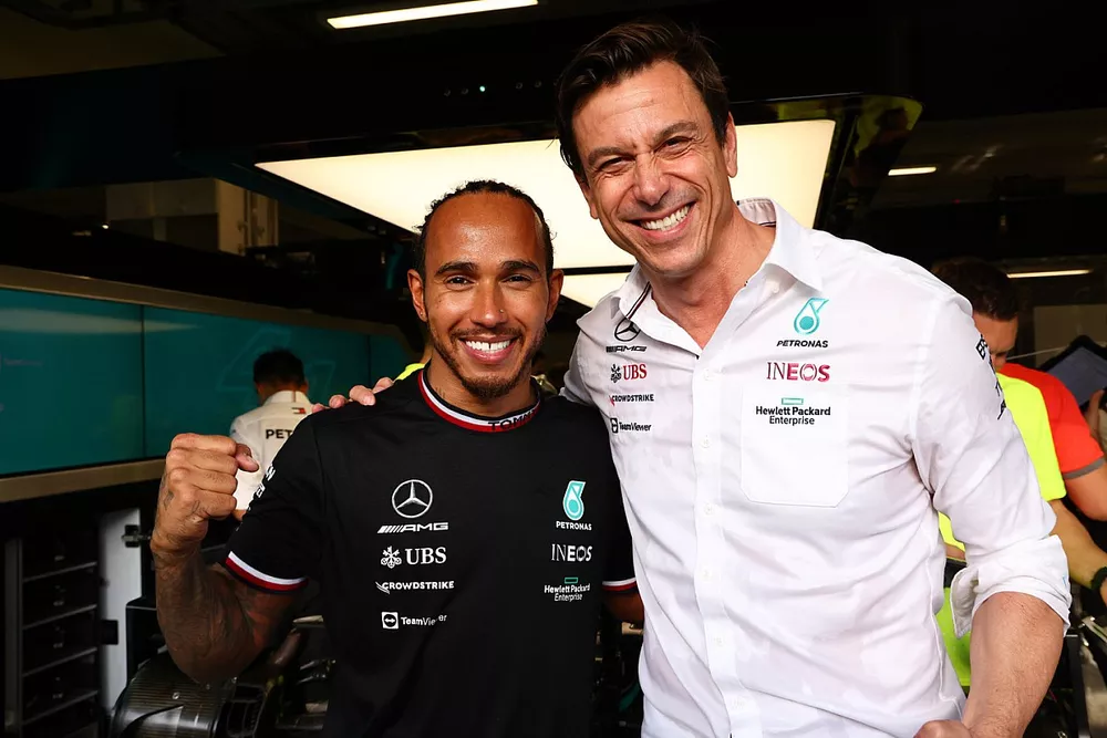 Lewis Hamilton, Mercedes, primo classificato, e Toto Wolff, Team Principal e CEO, Mercedes AMG, festeggiano dopo la gara