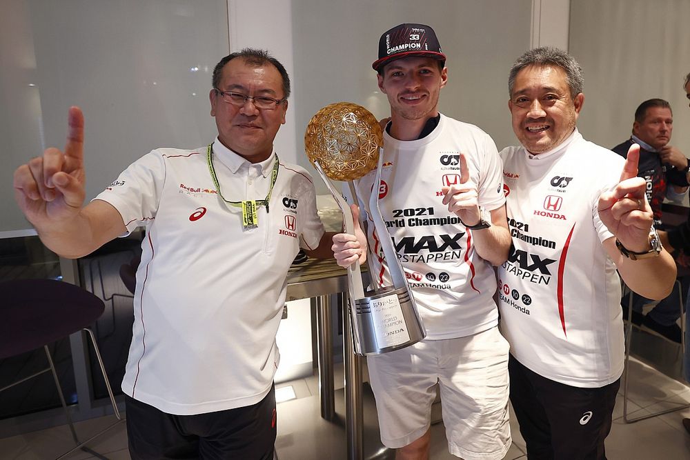 Max Verstappen, Red Bull Racing, 1st position, Masashi Yamamoto, General Manager, Honda Motorsport, with a trophy
