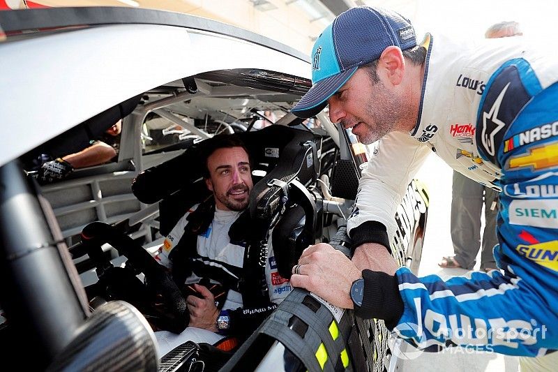 Fernando Alonso, su un'auto NASCAR e Jimmie Johnson  