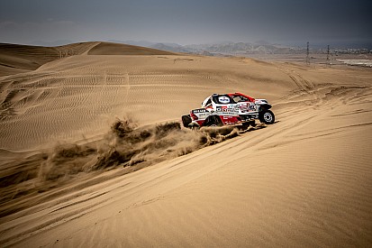 Al Attiyah comienza liderando el Dakar que le gusta por delante de Sainz