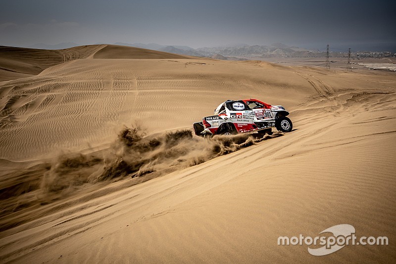 Al Attiyah comienza liderando el Dakar por delante de Sainz