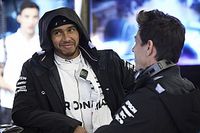 Chefe: Hamilton est&aacute; melhor dentro e fora do carro em 2018