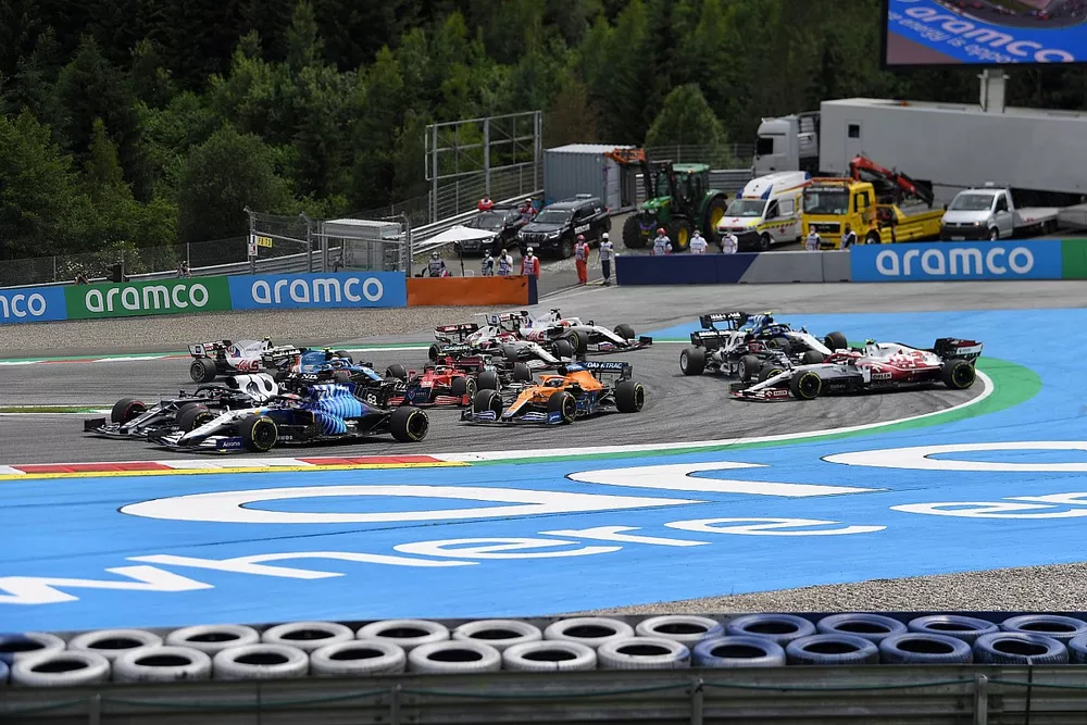 George Russell, Williams FW43B, Yuki Tsunoda, AlphaTauri AT02, Daniel Ricciardo, McLaren MCL35M, Carlos Sainz Jr., Ferrari SF21, terwijl Pierre Gasly, AlphaTauri AT02, Antonio Giovinazzi, Alfa Romeo Racing C41, en Nicholas Latifi, Williams FW43B, botsen