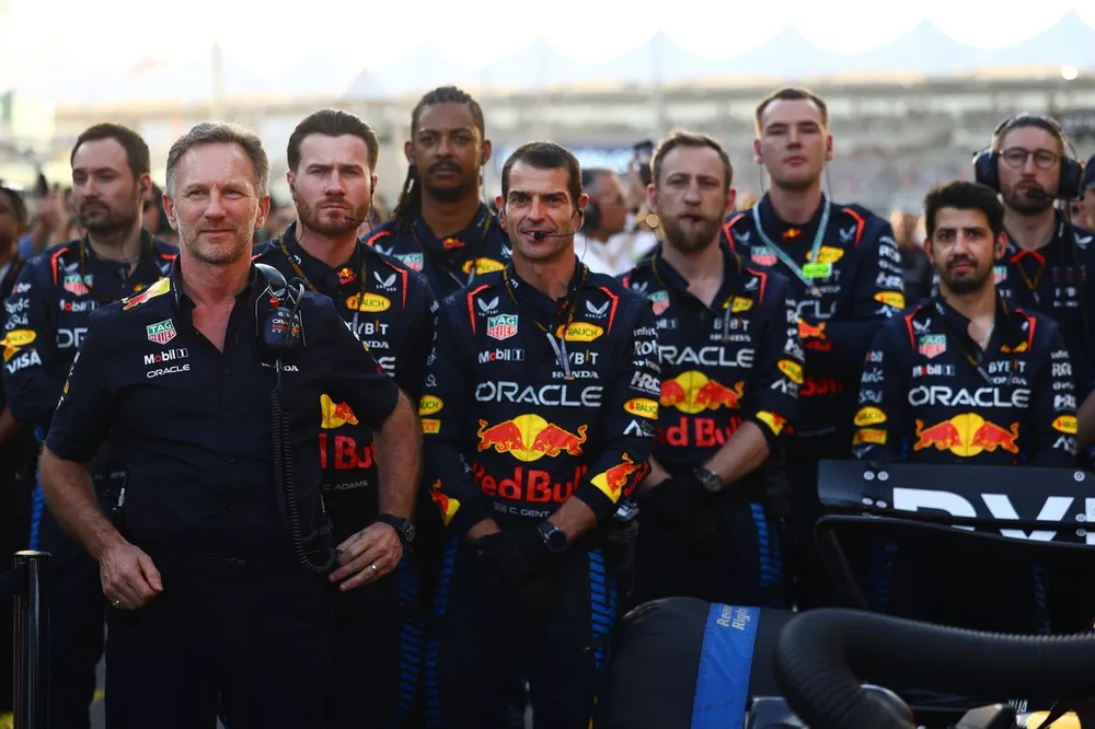 Christian Horner, diretor de equipe da Red Bull Racing, com a equipe