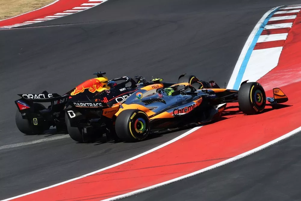 Max Verstappen, Red Bull Racing, Lando Norris, McLaren, en bagarre dans le virage 1