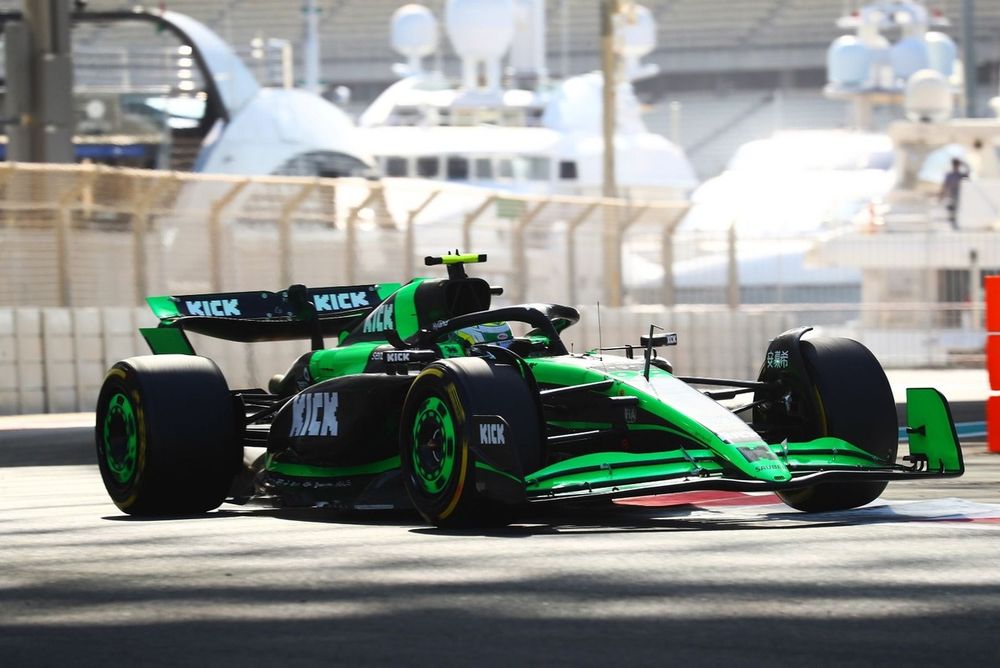 Gabriel Bortoleto nos testes pós-temporada em Abu Dhabi com a Sauber