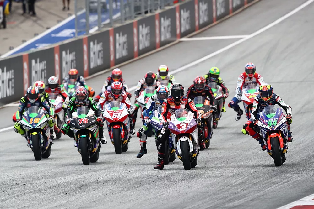 Start action, Lukas Tulovic, Tech 3 E-Racing leads