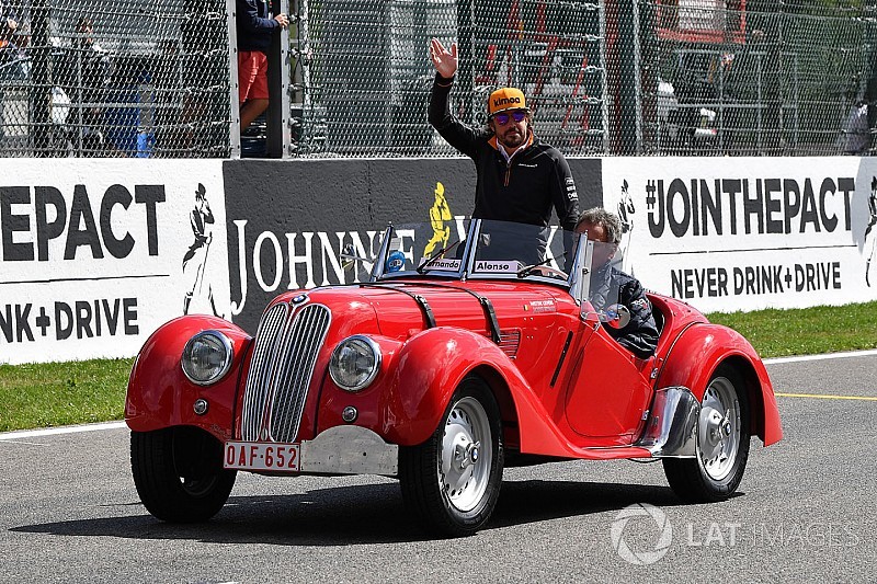 Képeken az F1-es retro versenyzői parádé a Belga Nagydíjról: Alonso egy BMW-ben