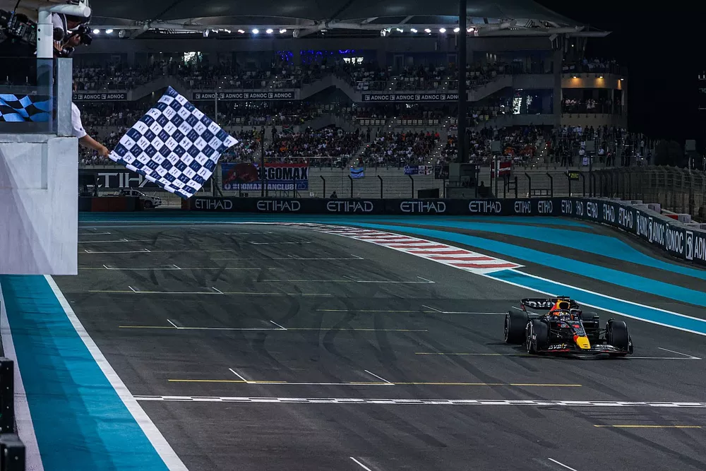 Le vainqueur Max Verstappen, Red Bull Racing RB18, prend le drapeau à damier