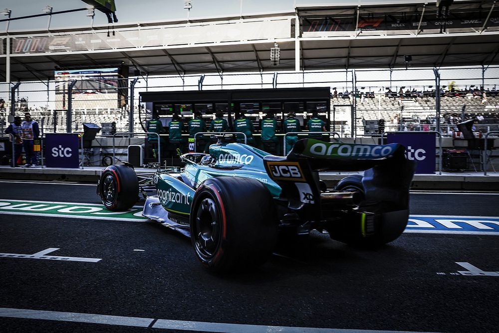 Lance Stroll, Aston Martin AMR23, sale del garaje