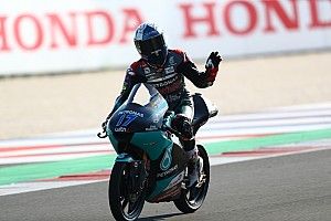 McPhee zegeviert tijdens 150ste Moto3-race, Arenas crasht