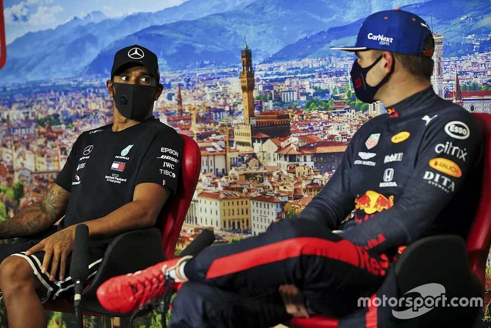 Poleman Lewis Hamilton, Mercedes-AMG F1 yMax Verstappen, Red Bull Racing en la conferencia de prensa