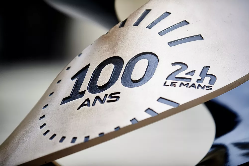 Le troph&eacute;e du centenaire des 24 Heures du Mans