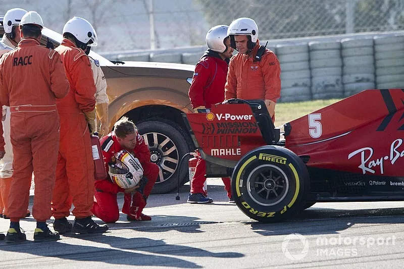 Sebastian Vettel, Ferrari SF1000, se detiene en pista con aver&iacute;a