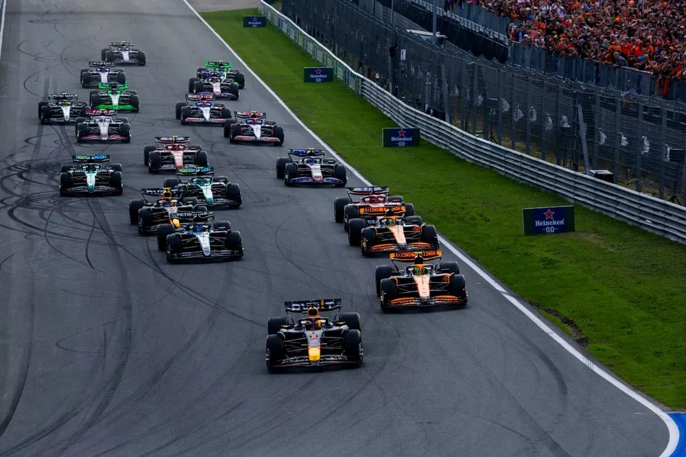 Max Verstappen, Red Bull Racing RB20, Lando Norris, McLaren MCL38 et Oscar Piastri, McLaren MCL38 au d&eacute;part