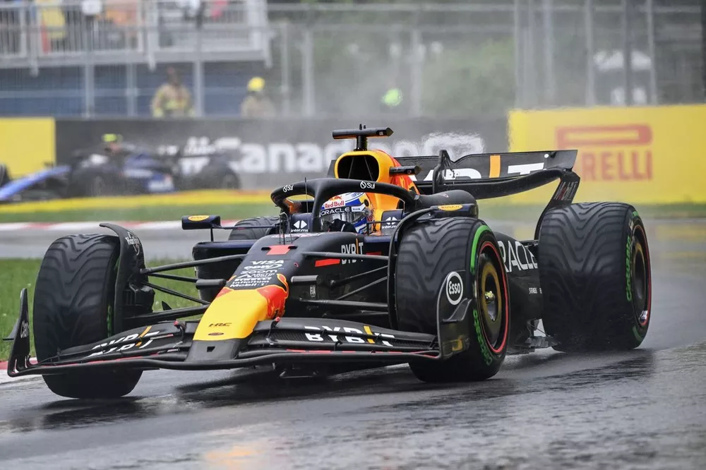Max Verstappen, Red Bull Racing RB20, si avvia alla griglia di partenza