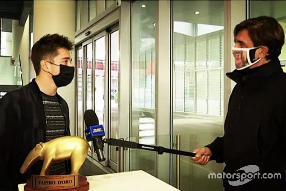 Valerio Staffelli consegna il Tapiro d'Oro a Charles Leclerc