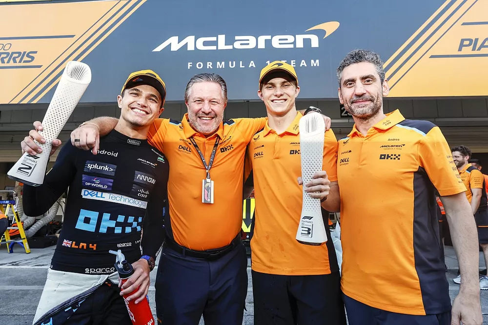 Lando Norris, McLaren, 2&deg; posizione, Zak Brown, CEO, McLaren Racing, Oscar Piastri, McLaren, 3&deg; posizione, Andrea Stella, Team Principal, McLaren, festeggiano dopo la gara