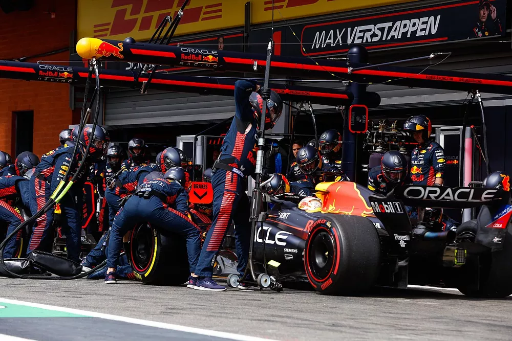Max Verstappen, Red Bull Racing RB19, in the pits