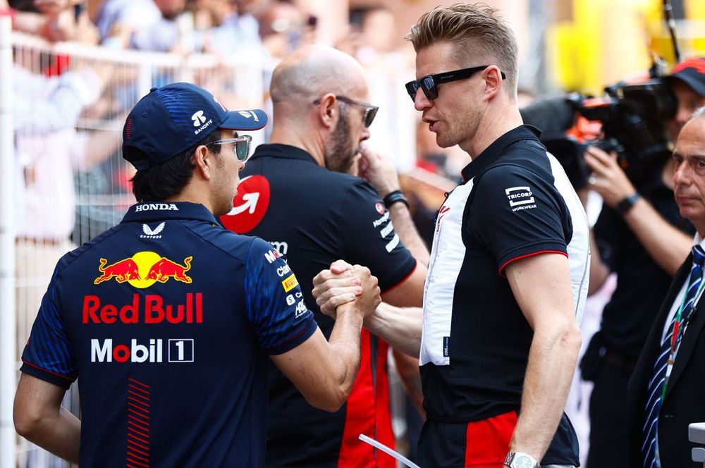Nico Hulkenberg, Haas F1 Team y Sergio Pérez, Red Bull Racing