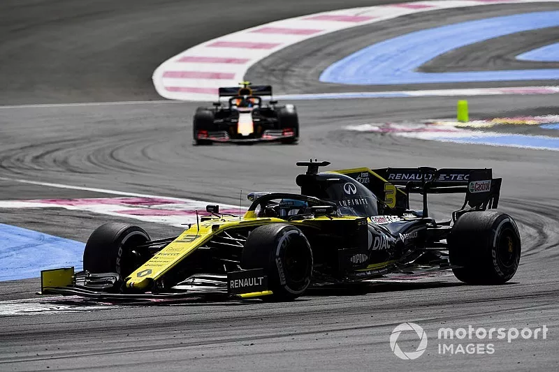 Daniel Ricciardo, Renault F1 Team R.S.19, leads Pierre Gasly, Red Bull Racing RB15