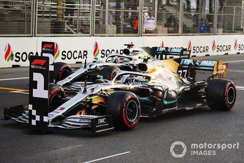 Valtteri Bottas, Mercedes AMG W10, y Lewis Hamilton, Mercedes AMG F1 W10
