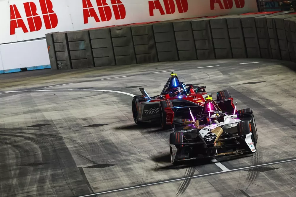 Nick Cassidy, Jaguar TCS Racing, Nyck de Vries, Mahindra Racing