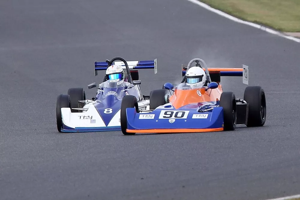 FF2000 SECOND RACE 90 ben glaswell 8 graham fenny more 001 TOUCHING