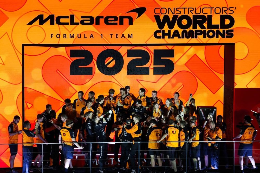 El equipo McLaren celebra el t&iacute;tulo de constructores de la F1 2025