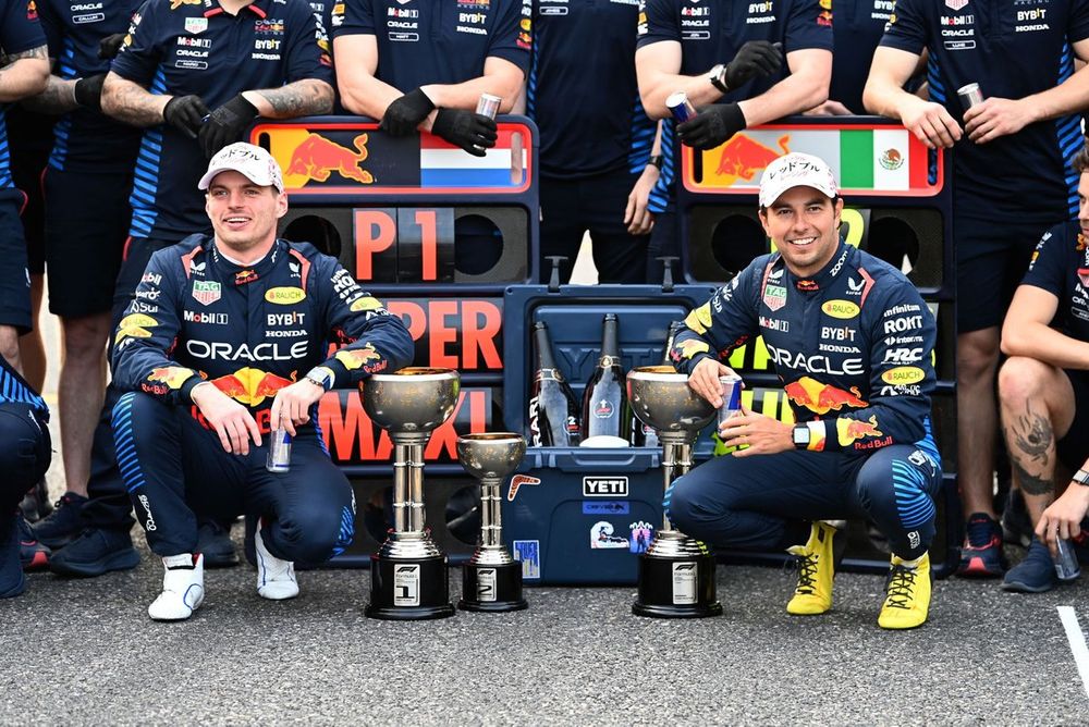Max Verstappen, Red Bull Racing, Sergio P&eacute;rez, Red Bull Racing con el equipo