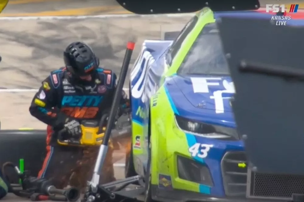 El momento en que cortan la tuerca en el coche de Erik Jones.