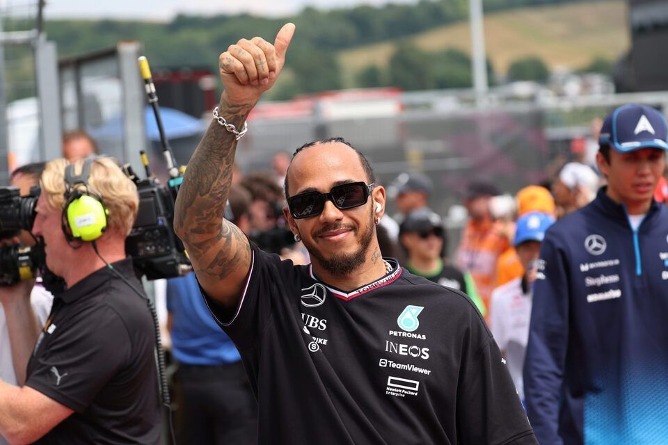 Lewis Hamilton, da equipe de F1 da Mercedes-AMG, dá um sinal de positivo para os fãs