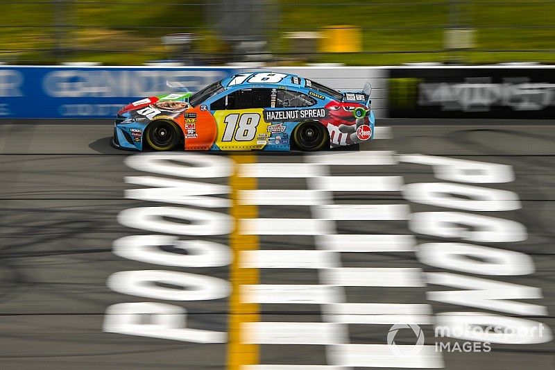  Kyle Busch, Joe Gibbs Racing, Toyota Camry M&M's Hazelnut