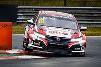 Pole para Monteiro y triplete de Honda en casa bajo la lluvia