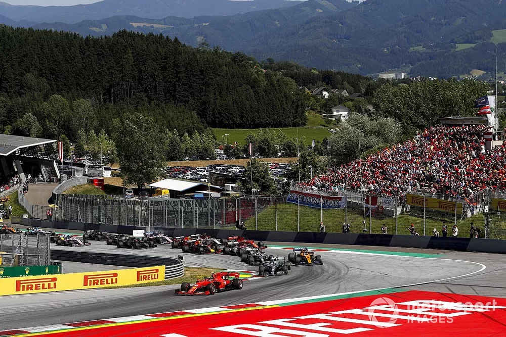 Charles Leclerc, Ferrari SF90, devant Valtteri Bottas, Mercedes AMG W10, Lando Norris, McLaren MCL34, Lewis Hamilton, Mercedes AMG F1 W10, Kimi Raikkonen, Alfa Romeo Racing C38, et le reste du plateau au départ