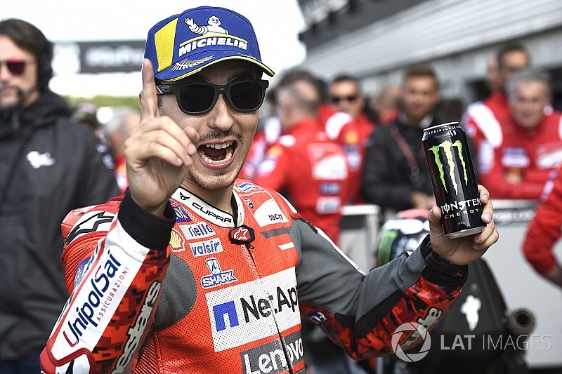 Lorenzo se lleva una pole frenética en Silverstone