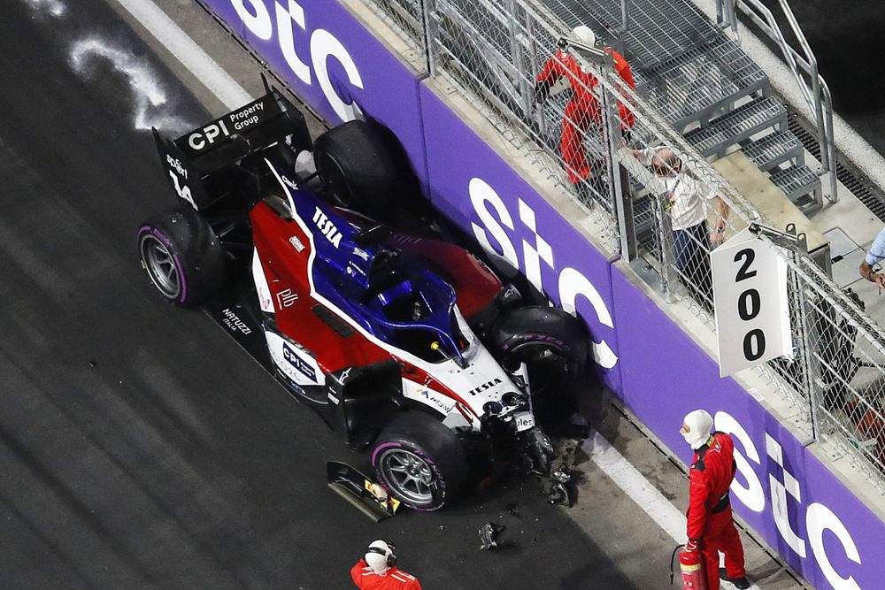 El coche m&eacute;dico y el coche siniestrado de Enzo Fittipaldi, Charouz Racing System 