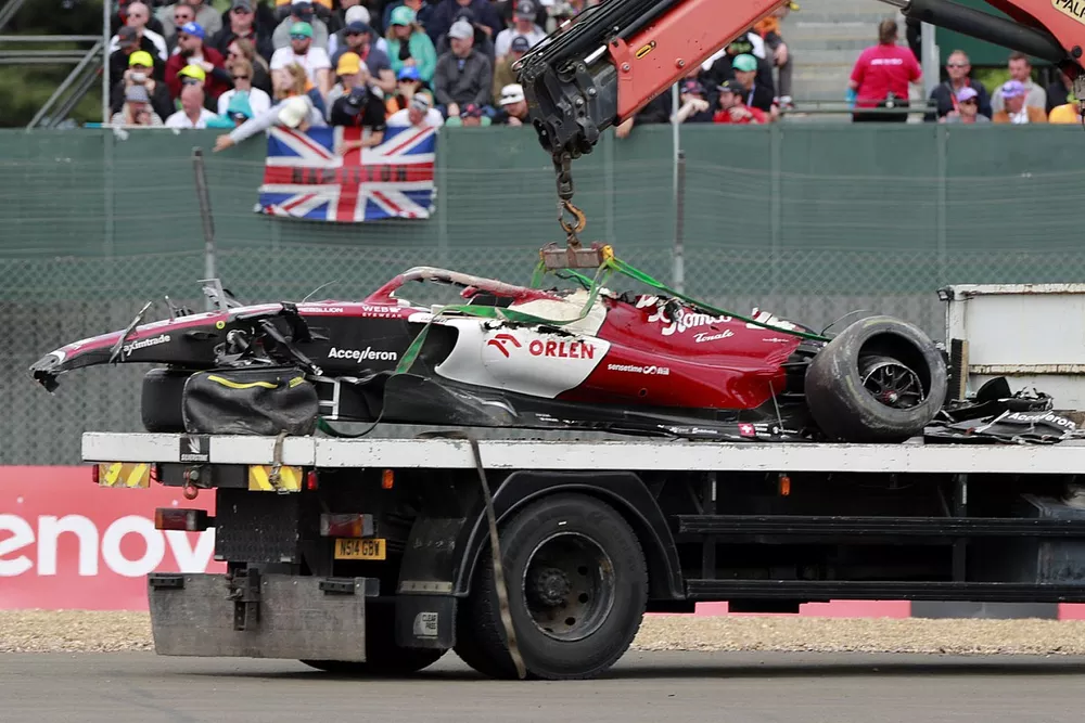 Marshals halen de beschadigde wagen van Zhou Guanyu, Alfa Romeo C42 weg