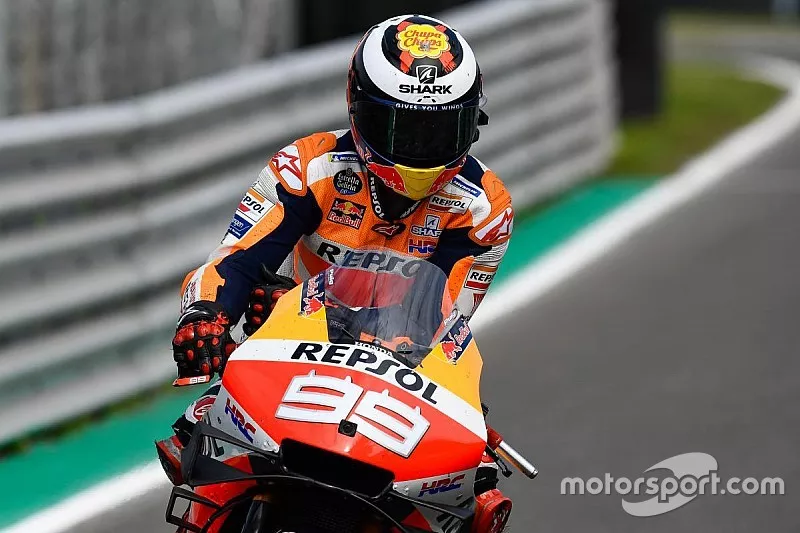 Jorge Lorenzo, problema con el pu&ntilde;o del manillar izquierdo