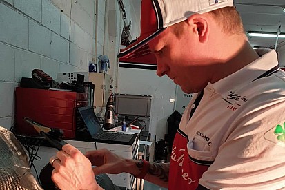 VIDEO: Kimi repara el asiento de su auto de F1