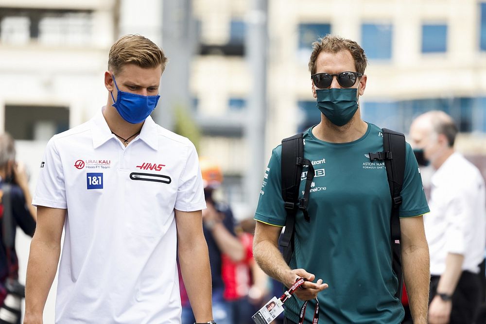 Mick Schumacher, Haas F1 y Sebastian Vettel, Aston Martin 