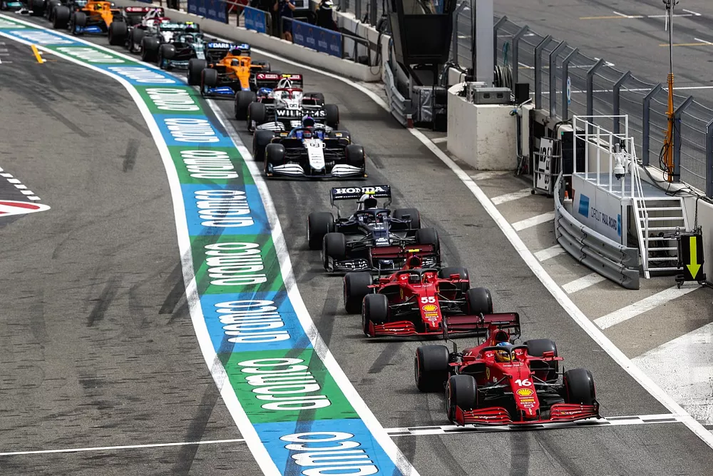 Charles Leclerc, Ferrari SF21, Carlos Sainz Jr., Ferrari SF21 et Pierre Gasly, AlphaTauri AT02 et les autres pilotes font la queue pour sortir des stands apr&egrave;s le drapeau rouge en Q1