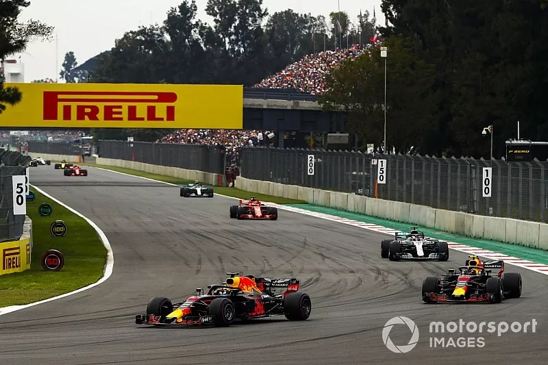 Daniel Ricciardo, Red Bull Racing RB14, Max Verstappen, Red Bull Racing RB14, Lewis Hamilton, Mercedes AMG F1 W09 EQ Power+, Sebastian Vettel, Ferrari SF71H, en la vuelta de formaci&oacute;n