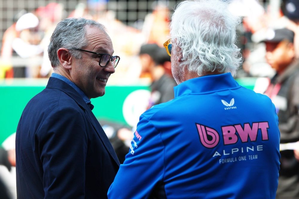 Stefano Domenicali, CEO de la F1, Flavio Briatore, asesor de Alpine