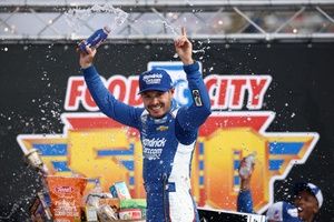 Kyle Larson imparable en dominante victoria en Bristol en NASCAR Cup