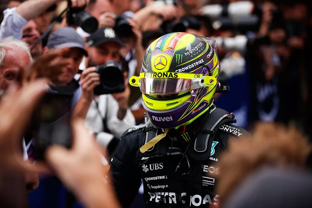 Lewis Hamilton, Mercedes-AMG, 2&ordf; posi&ccedil;&atilde;o, comemora com sua equipe no Parc Ferme