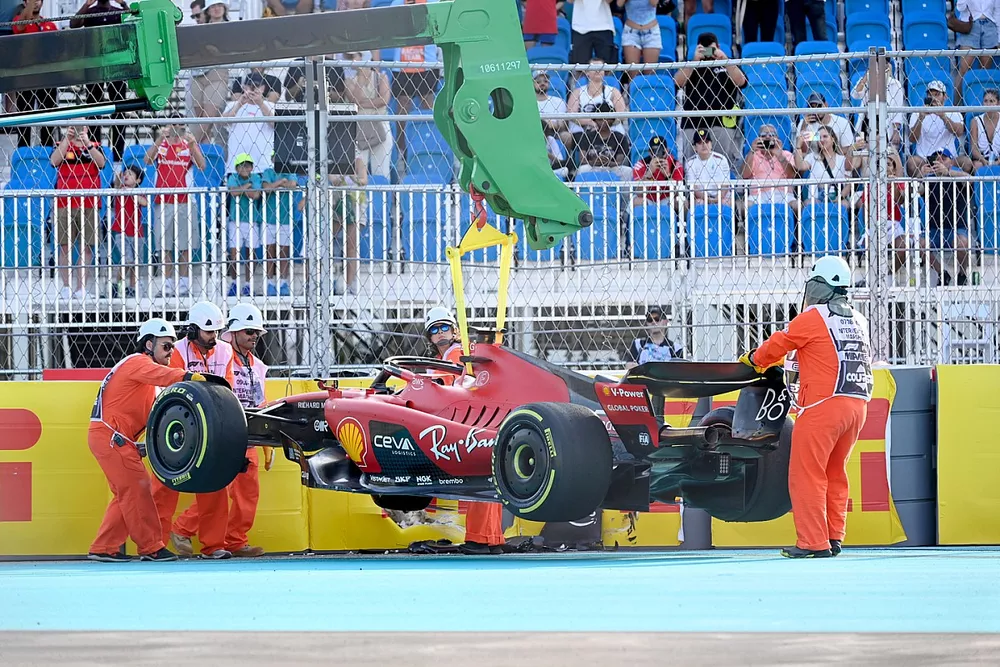 Les commissaires &eacute;vacuent la Ferrari SF-23 accident&eacute;e de Charles Leclerc 