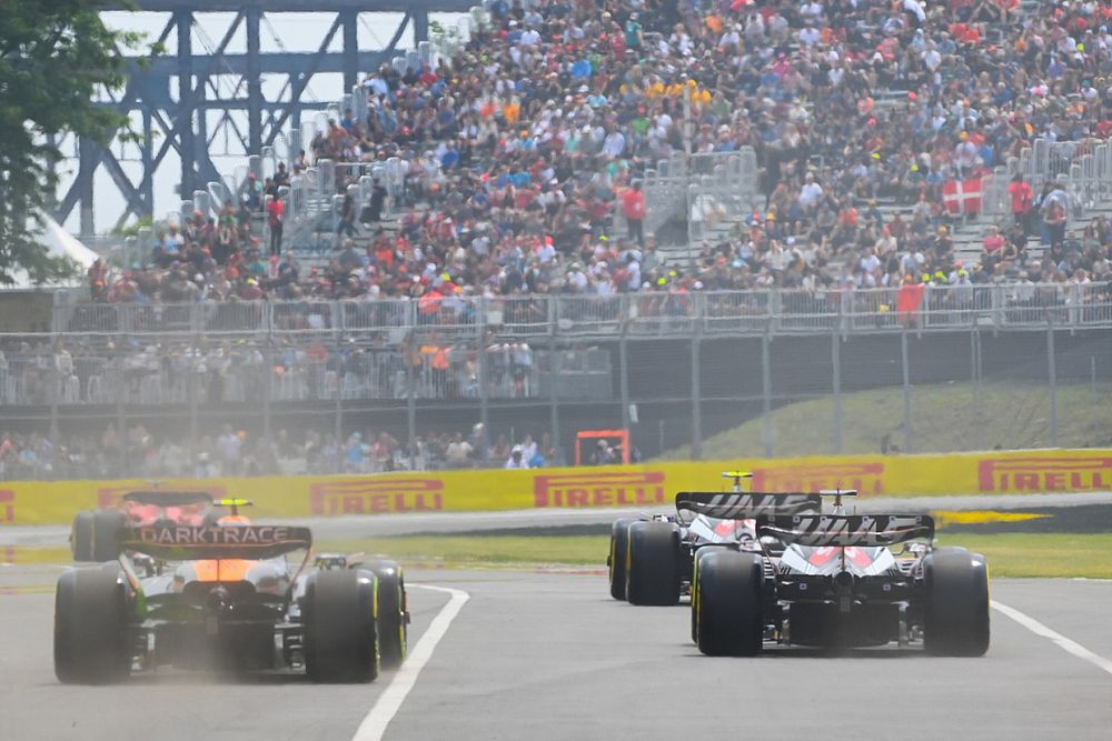 Nico Hulkenberg, Haas VF-23, Kevin Magnussen, Haas VF-23, Lando Norris, McLaren MCL60