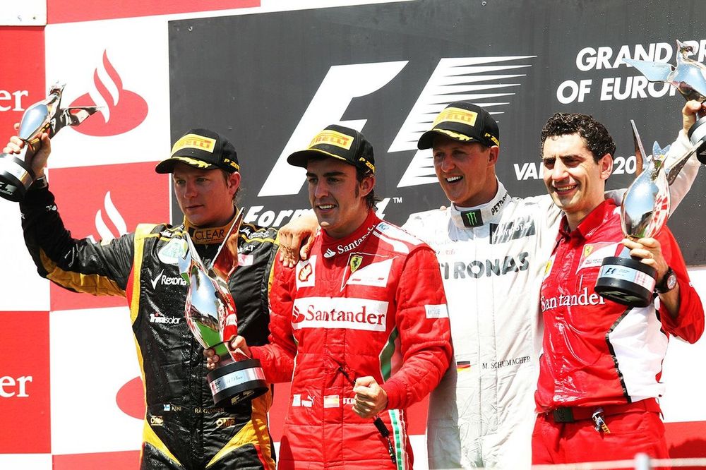 Podio: Kimi Raikkonen, Lotus F1, Fernando Alonso, Ferrari, Michael Schumacher, Mercedes AMG F1 y  Andrea Stella, Ferrari Ingeniero celebran