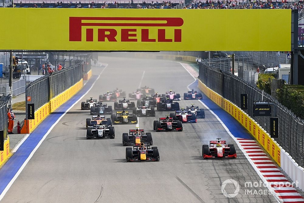 Yuki Tsunoda, Carlin and Mick Schumacher, Prema Racing battle at the start of the race